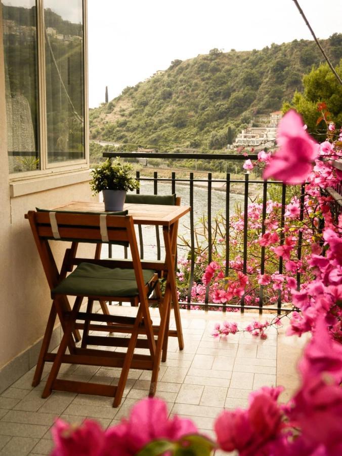 Mare Roccia Beachfront Apartment Taormina Exterior foto